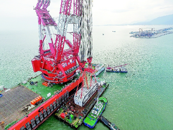 5月2日，“振華30”起重船吊起重約6000噸的最終接頭，準(zhǔn)備放到預(yù)定位置。  新華社記者  劉大偉  攝