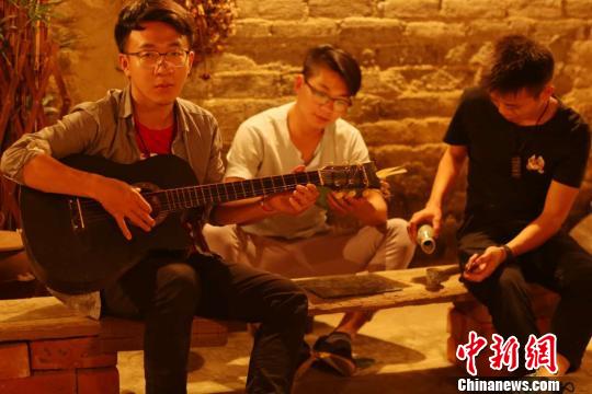 圖為開(kāi)設(shè)琥珀畫工作室的三名廣西藝術(shù)學(xué)院油畫專業(yè)大三學(xué)生廖世紹、何家鵬、童釗?！⒊?yáng) 攝