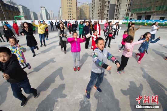 資料圖：3月28日，山西太原，家長與孩子一同上體育課。<a target='_blank' href='http://www.chinanews.com/'>中新社</a>記者 張云 攝