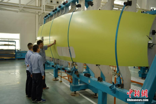 工程技術(shù)人員正在對即將出廠的C919大型客機部件進行檢驗。 <a target='_blank' href='http://www.chinanews.com/'>中新社</a>記者 劉忠俊 攝