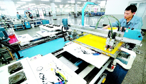 4月27日，華信印花有限公司印花工林佳宇在機(jī)臺上添加染料。林佳宇1986年出生，2006年職業(yè)中專畢業(yè)后來到企業(yè)做了一名印花工，4個人的小組中他是組長，這個印花小組連續(xù)多年被評為企業(yè)的“優(yōu)秀班組”。    山東省即墨市是中國紡織工業(yè)聯(lián)合會授予的“中國針織名城”和“中國童裝名城”，規(guī)模以上企業(yè)達(dá)200余家，形成了紡織、染整、成衣、印繡花、包裝、設(shè)計(jì)、研發(fā)的全功能服裝服飾產(chǎn)業(yè)鏈，從業(yè)人員5萬余人。在紡織服裝產(chǎn)業(yè)迅猛發(fā)展的帶動下，當(dāng)?shù)赜楷F(xiàn)出一批獲得全國五一勞動獎?wù)?、全國技術(shù)能手和各級勞動模范的“能工巧匠”。  新華社發(fā)