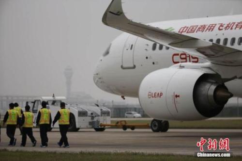 5月5日，中國國產(chǎn)大型客機C919將在上海浦東國際機場首飛。圖為C919靜待首飛。楊駿 攝