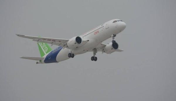 C919機(jī)長(zhǎng)揭秘首飛:飛行過(guò)程中全程背著救生衣