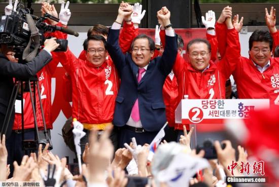 當(dāng)?shù)貢r(shí)間5月8日，支持率呈上升之勢(shì)的執(zhí)政黨自由韓國(guó)黨候選人洪準(zhǔn)杓進(jìn)行最后的拉票活動(dòng)。