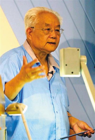 圖為2002年8月27日，吳文俊在國際數(shù)學(xué)家大會中國數(shù)學(xué)史國際研討會上作報告，用英語介紹中國數(shù)學(xué)史并回答聽眾提問。新華社記者 于小平攝