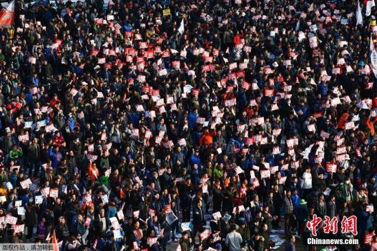 當(dāng)?shù)貢r間11月12日，韓國首爾，韓國超過1500個市民團體在首爾舉行第三輪燭光集會，要求樸槿惠下臺對“親信干政門”負責(zé)。主辦方估算將有50萬到100萬人參加集會，其規(guī)?；騽?chuàng)下韓國民眾游行示威歷史紀錄。而當(dāng)?shù)鼐焦浪銋⑴c抗議示威游行的人數(shù)為17萬左右。