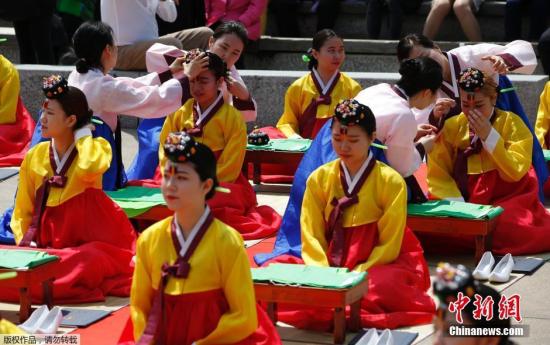 當(dāng)?shù)貢r(shí)間2016年5月16日，當(dāng)日是韓國(guó)一年一度的“成年日”，韓國(guó)女高中生舉行傳統(tǒng)成年禮儀式。