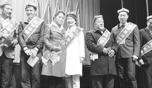 2016年11月13日，新疆維吾爾自治區(qū)工商聯(lián)召開民營(yíng)企業(yè)“千企幫千村”精準(zhǔn)扶貧暨“民族團(tuán)結(jié)一家親”活動(dòng)和田現(xiàn)場(chǎng)推進(jìn)會(huì)。會(huì)上，11位企業(yè)家代表與貧困戶現(xiàn)場(chǎng)開展了結(jié)對(duì)認(rèn)親活動(dòng)。