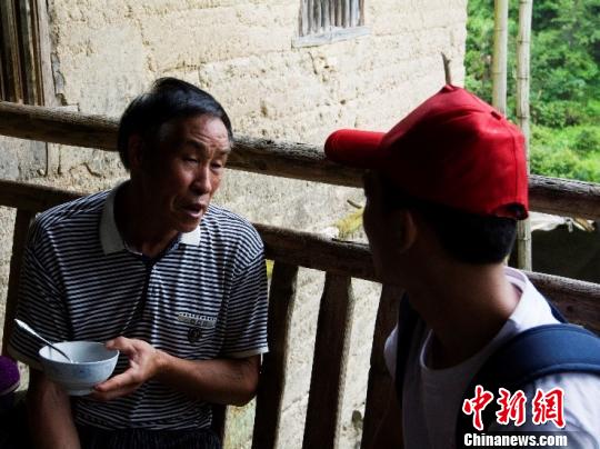 圖為浙江工業(yè)大學(xué)大學(xué)生調(diào)研團(tuán)隊(duì)在浙江安吉調(diào)研?！∝?攝