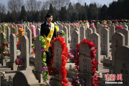 有這樣一種職業(yè)，他們每天都見證世間的生死離別，經(jīng)歷生命逝去的傷感故事，他們就是殯葬禮儀師，伴隨逝者有尊嚴(yán)地走完人生的最后一程。在山西省太原市永安殯儀館，32歲的堯雯雯就是一名殯葬禮儀師，負(fù)責(zé)接待引導(dǎo)逝者家屬進(jìn)行喪葬活動(dòng)，從業(yè)7年的時(shí)間里，緬懷送別超過5000名逝者的最后一刻。 武俊杰 攝
