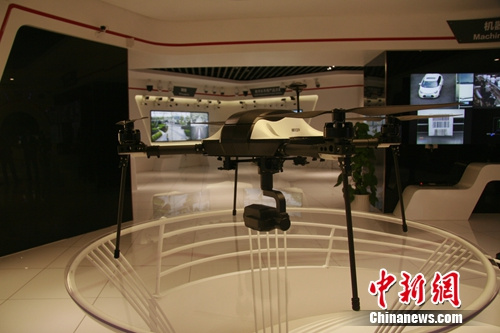 某科技公司研發(fā)的無(wú)人機(jī)視頻監(jiān)控設(shè)備。 <a target='_blank' href='http://www.chinanews.com/' >中新網(wǎng)</a> 秦辰 攝