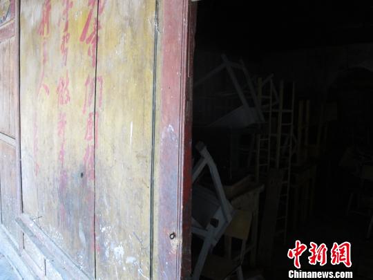 報國寺內(nèi)存放的桌椅?！埖?攝