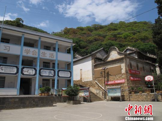 第二代校舍(左)與第一代校舍(右)并排而居。　張丹 攝