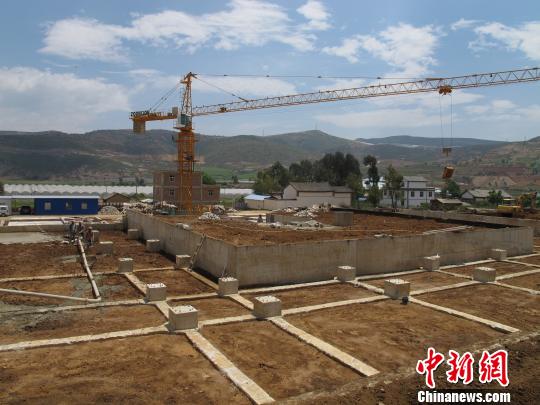 正在建設(shè)中的萂村完小第三代校舍?！埖?攝