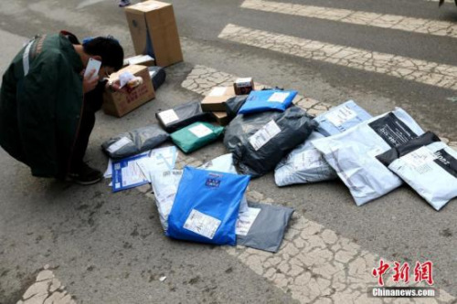 資料圖：快遞員在打電話聯(lián)系買家。<a target='_blank' href='http://www.chinanews.com/'>中新社</a>記者 張遠 攝