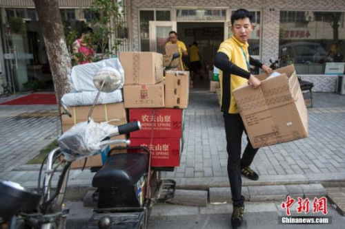 2016年7月，南京一名快遞員在高溫天氣送貨。<a target='_blank' href='http://www.chinanews.com/'>中新社</a>記者 泱波 攝