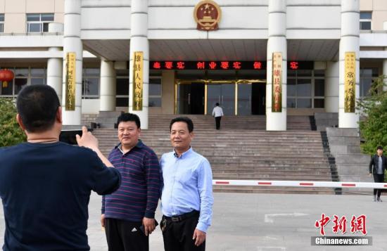 河北雄縣人民政府門口，市民拍照留念。 <a target='_blank' href='http://www.chinanews.com/'>中新社</a>記者 翟羽佳 攝
