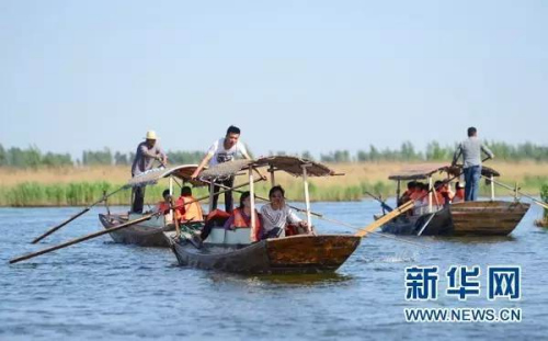 游客在雄安新區(qū)安新縣白洋淀景區(qū)乘船游覽(4月29日攝)。新華社記者 朱旭東 攝