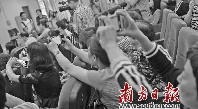 廣州今年多個區(qū)教育部門辦幼兒園報名人數(shù)爆滿。圖為越秀區(qū)教育部門辦幼兒園招生電腦派位現(xiàn)場。南方日報記者 梁文祥 攝