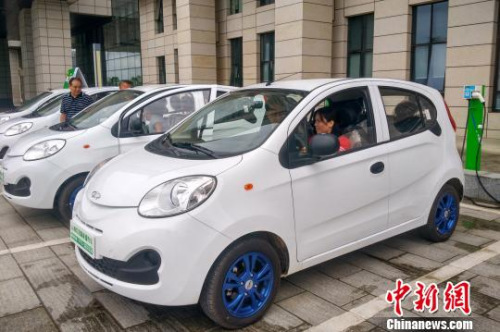  圖為市民體驗(yàn)共享汽車?！≮w琳露 攝