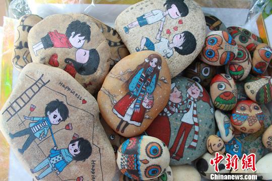 圖為繪制好的石頭畫?！顤|東 攝