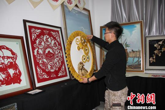 圖為魏康龍新制作的“表”。　楊東東 攝