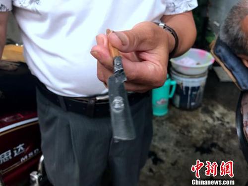 熊高武展示洗眼所用的工具?！螚?攝