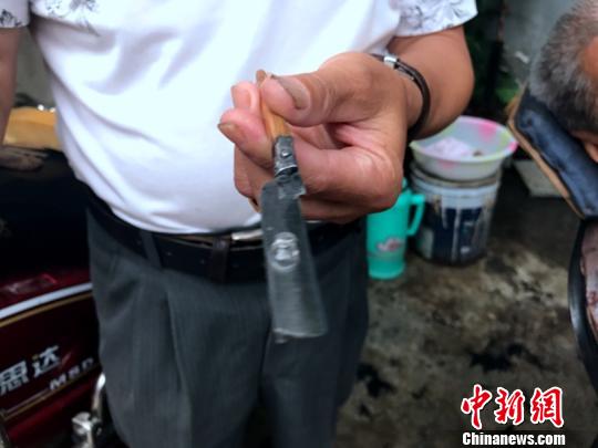 熊高武展示洗眼所用的工具。　呂楊 攝