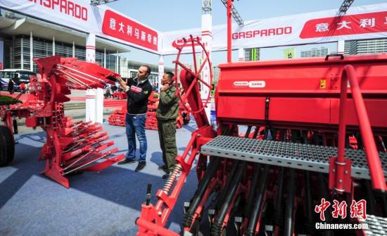 資料圖：意大利展商向參會客商介紹農(nóng)用裝備。。<a target='_blank' href='http://www.chinanews.com/'>中新社</a>記者 張勇 攝