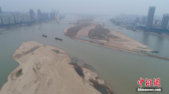 資料圖：春旱致贛江水位大跌，江面大片江心洲裸露。秦方 攝