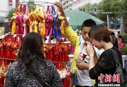 資料圖：端午佳節(jié)臨近，甘肅軒轅故里清水縣傳統(tǒng)手工荷包香飄街頭。雷金鋒 攝