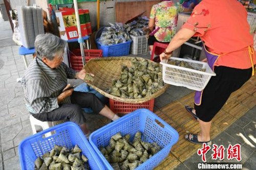 資料圖：一位老人正在包粽子。張浪 攝