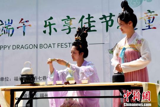 二名漢服少女表演端午民俗“午時茶”泡制過程?！∮浾邉⒖筛?攝
