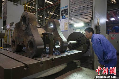 資料圖：圖為山西太重工人正在生產(chǎn)機械配件。<a target='_blank' href='http://www.chinanews.com/'>中新社</a>記者 張云 攝