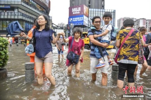 資料圖：5月24日，廣州江燕路，市民“踏浪”出行。<a target='_blank' href='http://www.chinanews.com/'>中新社</a>記者 陳驥旻 攝