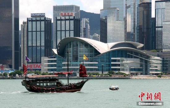 資料圖：香港回歸20周年，灣仔舊貌換新顏。中新社記者 洪少葵 攝