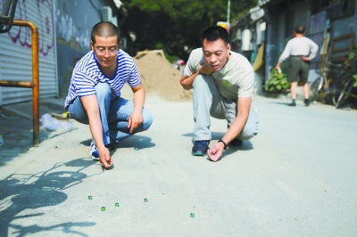 彈球，和發(fā)小重溫兒時(shí)游戲。