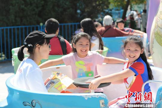 打工子弟暢游歡樂谷。　徐曉磊 攝