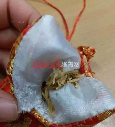 杭州一女子給孩子買了五個香囊，味道刺鼻打開一看驚呆了！