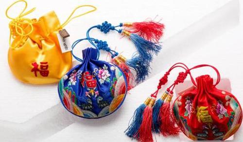 杭州一女子給孩子買了五個香囊，味道刺鼻打開一看驚呆了！