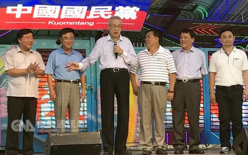 中國(guó)國(guó)民黨主席當(dāng)選人吳敦義(左3)1日到嘉義縣黨部謝票時(shí)表示，2018選舉，一定要很認(rèn)真布局才能穩(wěn)住，最終目標(biāo)是在2020年再贏回當(dāng)局執(zhí)政權(quán)。中央社記者黃國(guó)芳攝