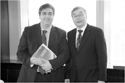     2016年5月，全國工商聯(lián)副主席、上海市工商聯(lián)主席王志雄（右一）向葡萄牙外交部副部長、國務(wù)秘書喬治·科斯塔·奧利維拉贈(zèng)送由該會(huì)在自貿(mào)試驗(yàn)區(qū)制度創(chuàng)新第三方評估中編制的上海自貿(mào)區(qū)政策匯編。該匯編已成為受到國外和外省市政府、企業(yè)歡迎的“工具書”。