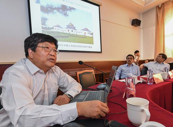 　　項(xiàng)目組專家、遼寧師范大學(xué)田廣林教授做“蒙元帝陵資料整理與研究”學(xué)術(shù)報(bào)告。新華社記者李賀攝