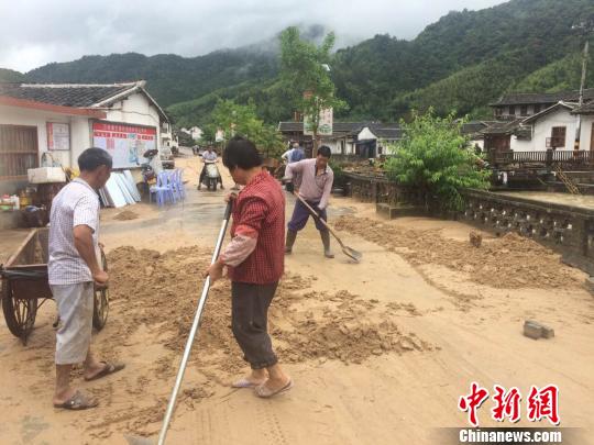 村民清理淤泥?！」莱?攝