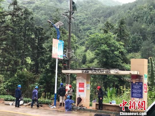 供電公司搶修受損電路?！」莱?攝