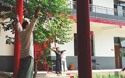 　5月30日，辟谷老師正帶領(lǐng)學(xué)員修習(xí)“服氣”從而汲取宇宙能量。