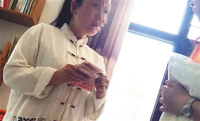 工作人員剛收到一名學員的錢，“3天精品班”為2380元/人。