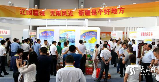 2017絲綢之路國(guó)際博覽會(huì)暨第21屆中國(guó)東西部合作與投資貿(mào)易洽談會(huì)一開幕，新疆展臺(tái)就吸引了來(lái)自全國(guó)各地的代表參觀。