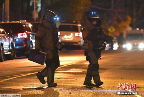 下午6時(shí)左右，劫持者露面與警方交火，劫持者被擊斃，被劫持的年輕女性安全獲救。3名警察在交火中受傷，其中2人被送往醫(yī)院。圖為澳大利亞警方拆彈小組成員在事發(fā)地點(diǎn)附近。