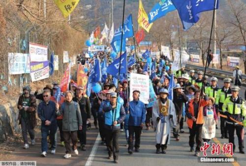 資料圖：韓國(guó)星州郡民眾抗議，要求取消部署“薩德”。
